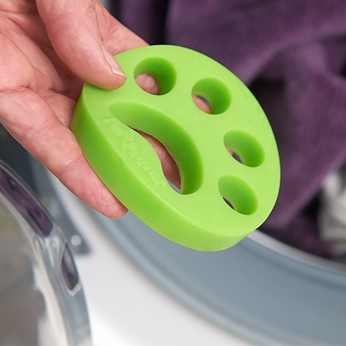 Grüne Pfote zum Reinigen von Kleidung von Tierhaaren